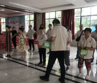 夏日送清涼，情意沁人心